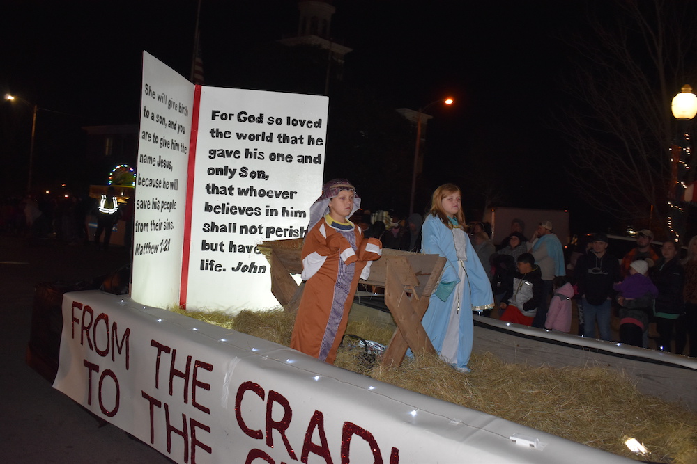 A nativity scene with jesus and mary on the side of it.