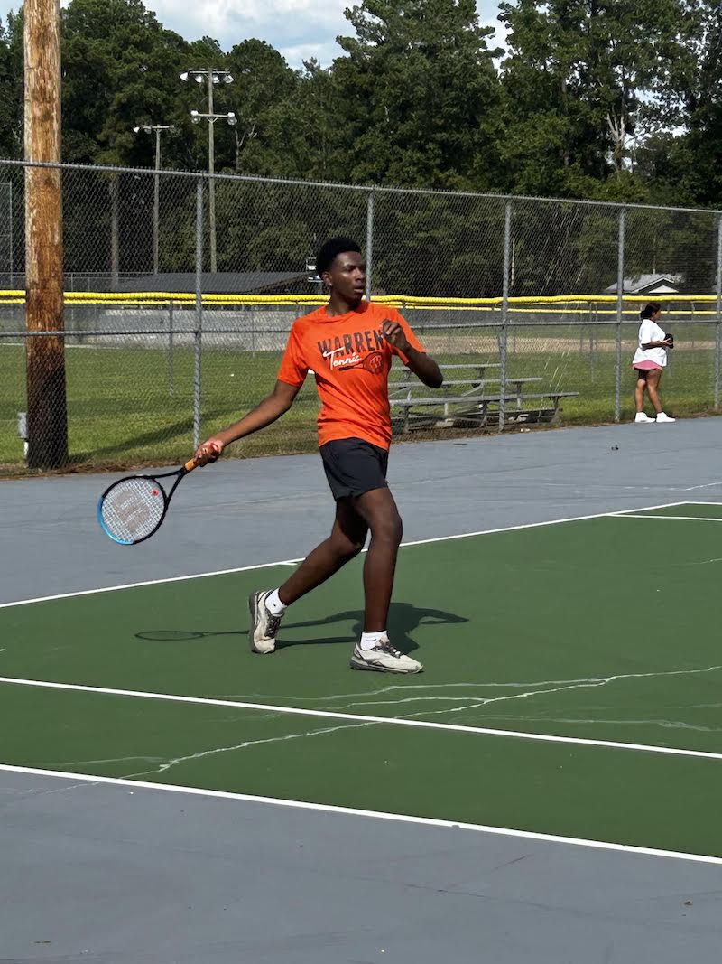 A group of people that are on the tennis court