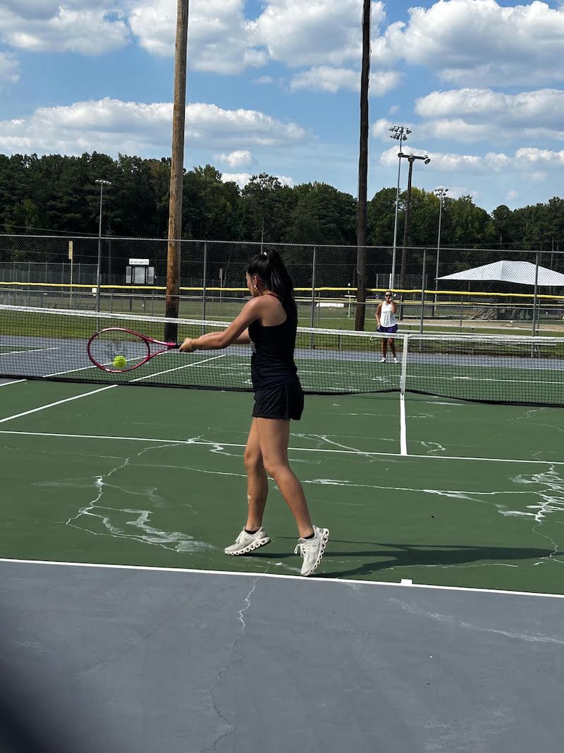 A group of people that are on the tennis court