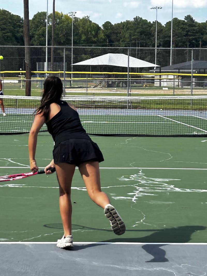 A group of people that are on the tennis court