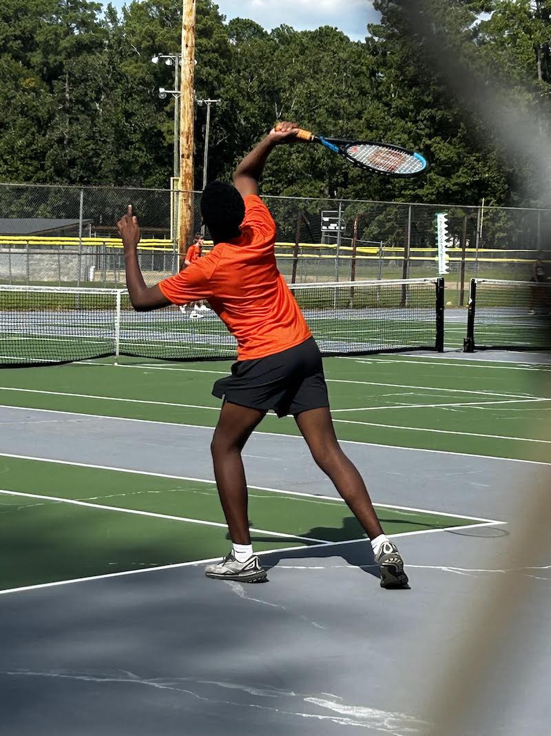 A group of people that are on the tennis court