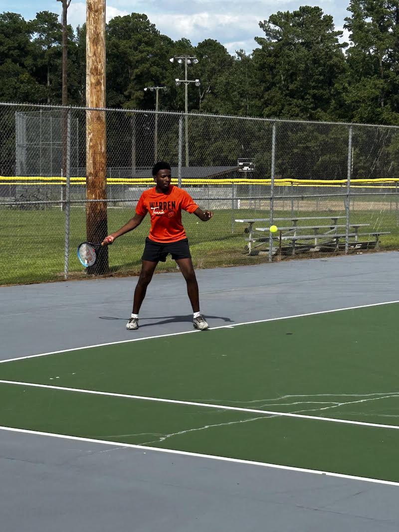 A group of people that are on the tennis court