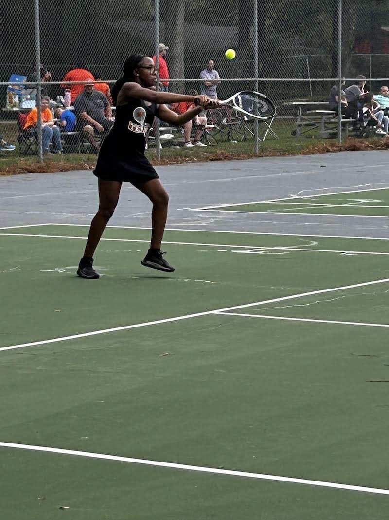 A group of people that are on the tennis court