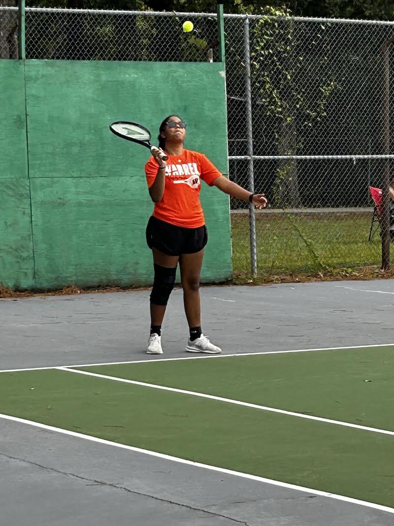 A group of people that are on the tennis court