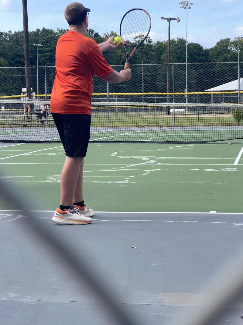 A group of people that are on the tennis court