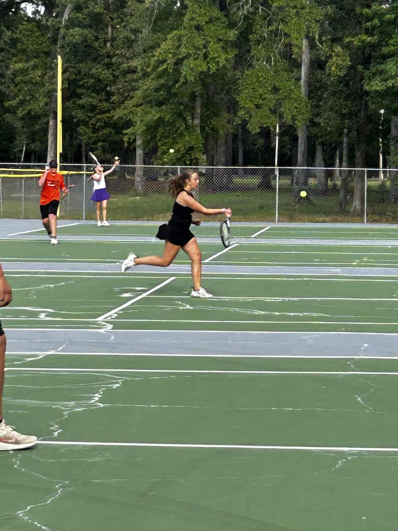 A group of people that are on the tennis court