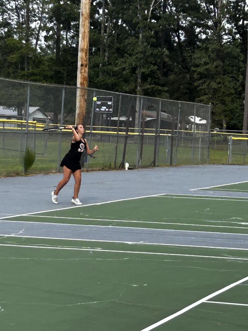 A group of people that are on the tennis court