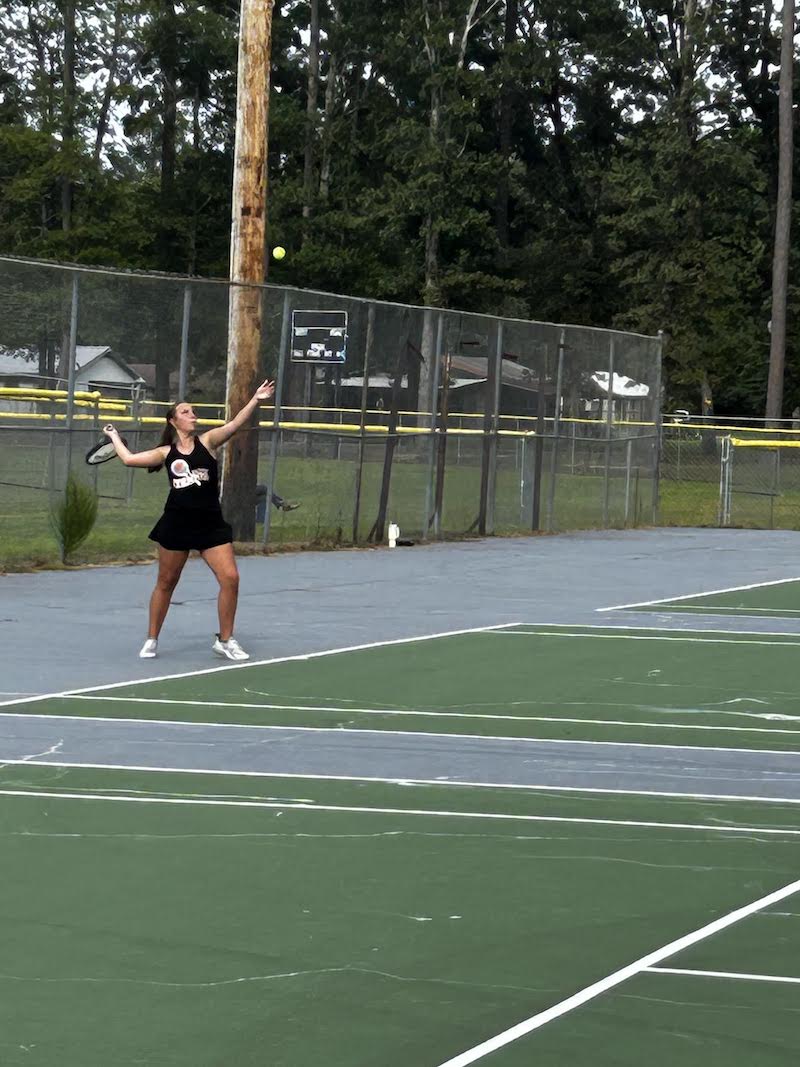 A group of people that are on the tennis court