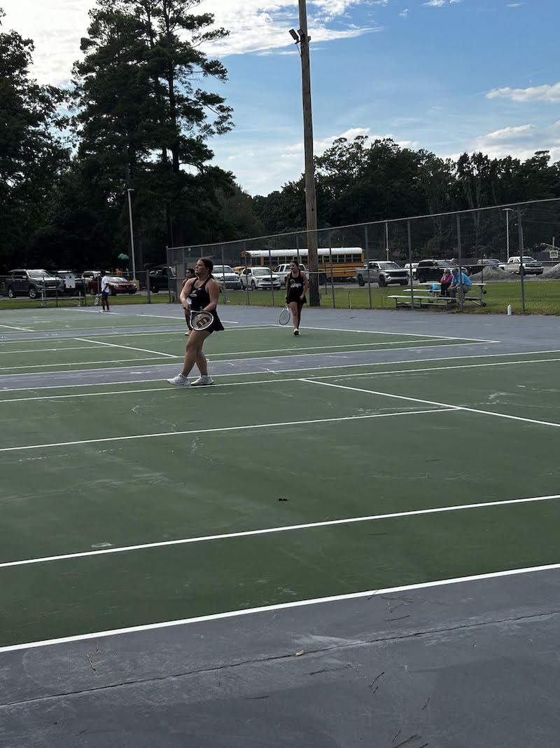 A group of people that are on the tennis court