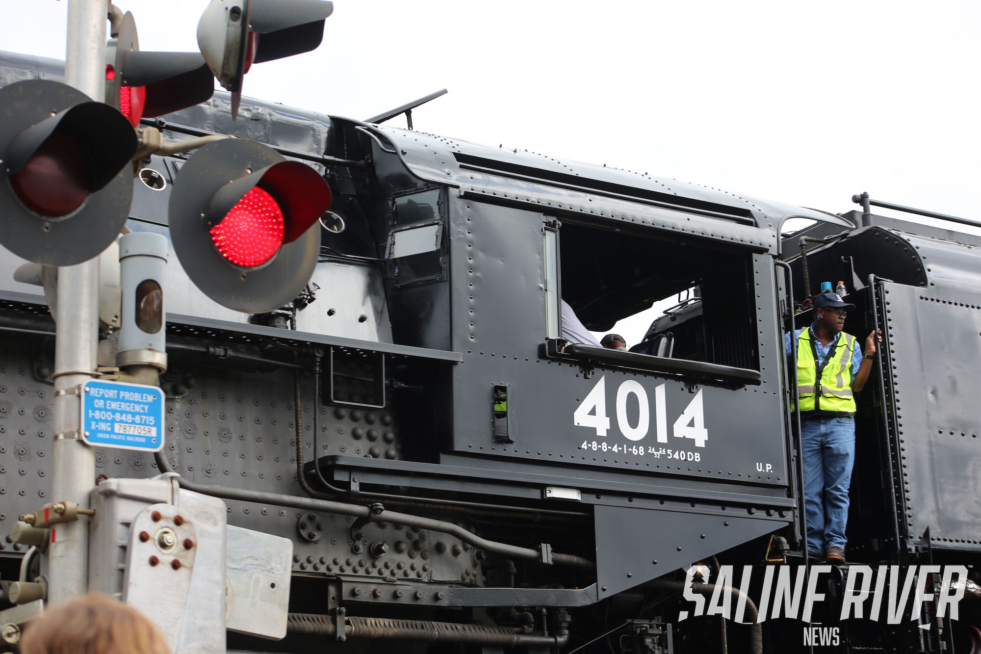 A train car with the number 4 0 1 4 on it.