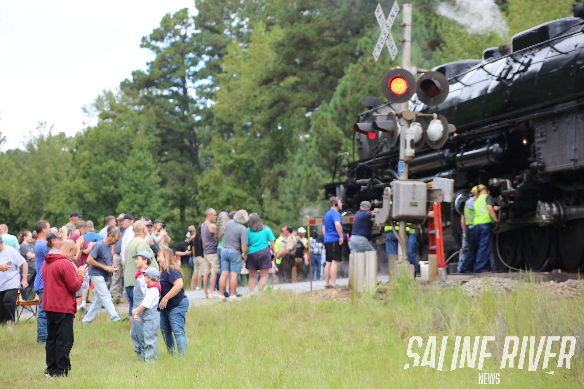 A crowd of people standing around a train.